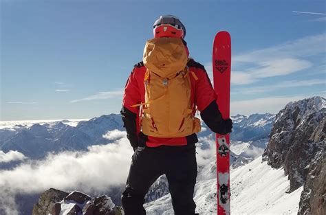 Sciatore di scialpinismo che utilizza lo zaino SWITCHBACK 32