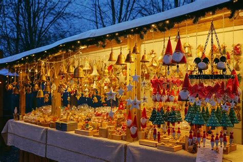 Mercatino natalizio con prodotti artigianali e decorazioni tipiche