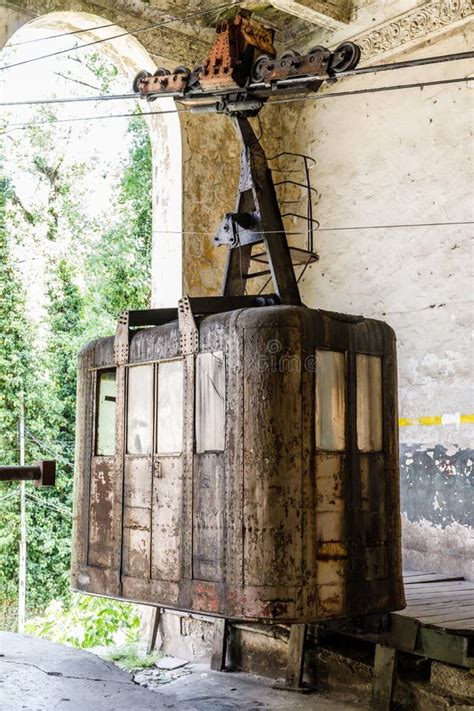 Vecchie cabine della funivia Ravascletto-Zoncolan con la loro distintiva colorazione