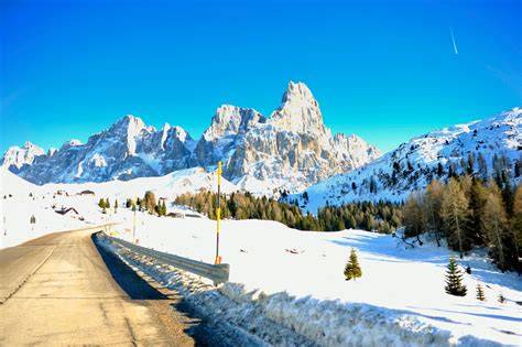 Immagine di un paesaggio invernale nella Val di Non con piste da sci di fondo