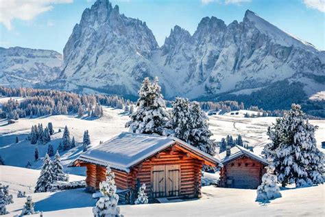Baita Pineta in un paesaggio innevato.