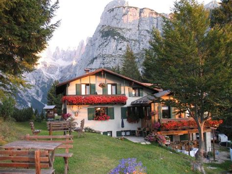 Interno accogliente del Rifugio La Montanara con piatti tipici trentini.