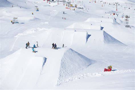 Snowpark con vari ostacoli per snowboarder e sciatori freestyle