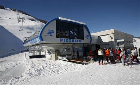 Foto del negozio Noleggio Sci Pizzalto con vista sugli impianti di risalita.