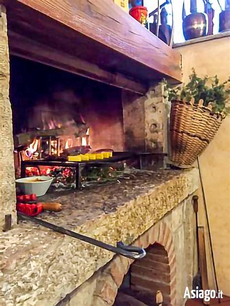 Interno dell'Hotel Sasso Nero, con ristorante tradizionale e caminetto