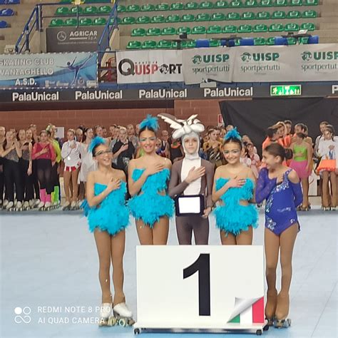 Un gruppo di pattinatrici della Skate On Ice di Desio durante un allenamento