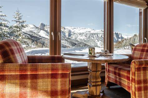 Famiglia felice in un hotel di montagna con vista sulle Dolomiti