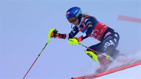 Mikaela Shiffrin celebra la sua vittoria a Levi