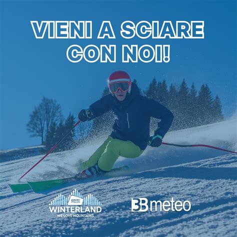 Famiglia felice che scia insieme sulle piste innevate