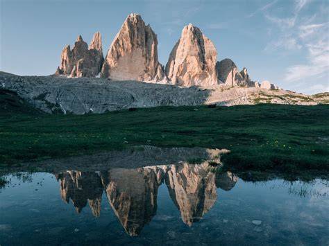vista panoramica delle Tre Cime di Lavaredo da un rifugio alpino