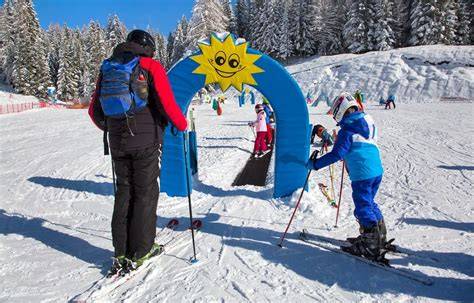 Illustrazione di un percorso di sci con porte di slalom