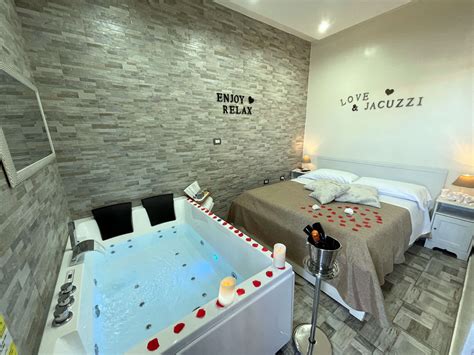 Interno di una suite dell'Hotel Lupo Bianco con vasca idromassaggio e vista panoramica sulle montagne