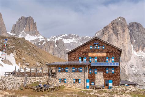Interno di un rifugio di montagna accogliente con piatti tipici