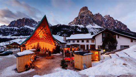 Vista panoramica di una località sciistica alpina addobbata per Natale