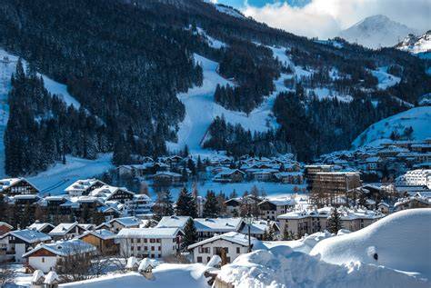 Panoramica delle piste da sci di La Thuile con vista sulle montagne innevate
