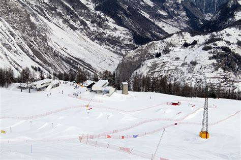 Giovani sciatori che si divertono in uno snowpark a La Thuile