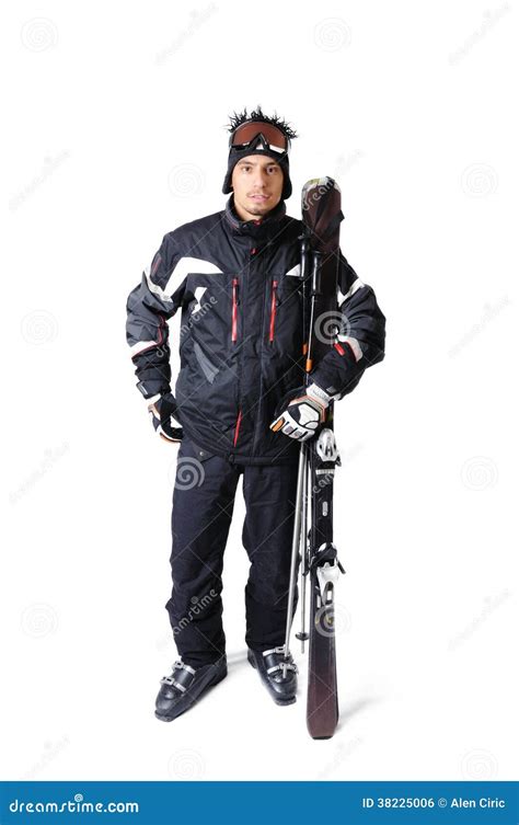 Giovane sciatore con attrezzatura da freeride in un paesaggio innevato