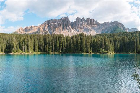 Vista panoramica dalle montagne di Carezza con gli impianti di risalita in primo piano