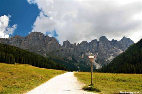 Sentiero escursionistico nella Val Venegia con le Pale di San Martino sullo sfondo