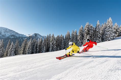 Galleria fotografica che illustra la diversità delle stazioni sciistiche svizzere, con immagini di paesaggi, piste, attività après-ski e servizi per famiglie.