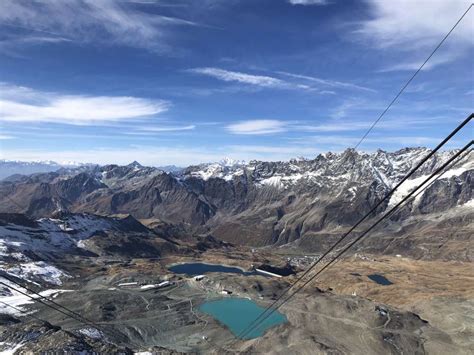 panorama della Valle d'Aosta con la funivia in primo piano