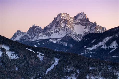 Immagine di Chamois con le montagne innevate e un impianto di risalita