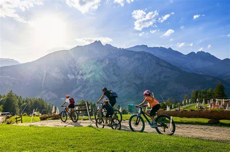 panoramica estiva di Bardonecchia con sentieri e montagne