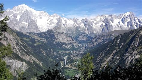 Vista panoramica di Courmayeur con il Monte Bianco sullo sfondo