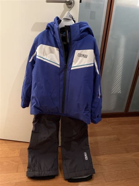 Bambino con tuta da sci Colmar che scia in montagna