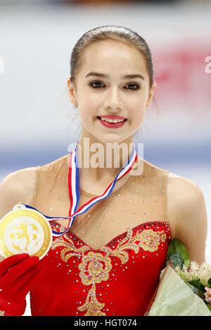 Alina Zagitova durante la premiazione di un Campionato Europeo
