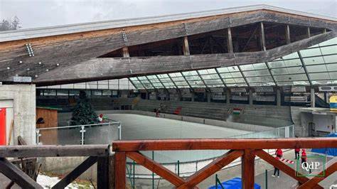 vista interna del Palaghiaccio di Bormio con pattinatori