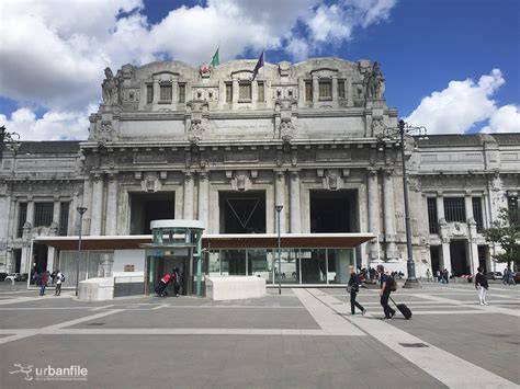 vista della pista di pattinaggio in Piazza Duca d'Aosta a Milano con la Stazione Centrale sullo sfondo