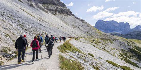 Una coppia che passeggia su un sentiero innevato in montagna