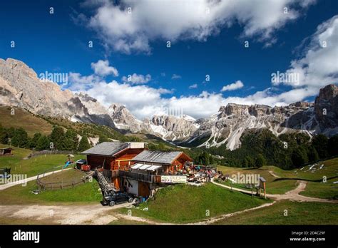 Il Rifugio Contrin con le maestose vette dolomitiche sullo sfondo