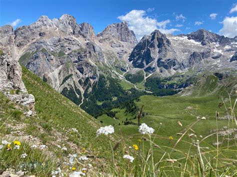 Vista panoramica dal Passo San Nicolò sulla Val San Nicolò e il Gruppo del Sella