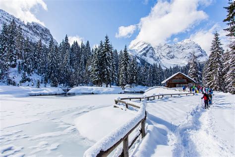 immagini di paesaggi alpini innevati con persone che praticano sci e altre attività invernali