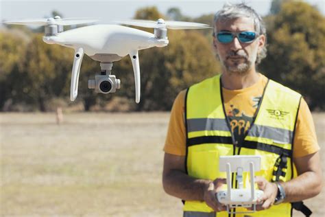 Un pilota di droni FPV indossa visori per il controllo in prima persona