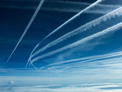 Confronto visivo tra una normale scia di condensazione e una presunta scia chimica, evidenziando le differenze di persistenza e diffusione.