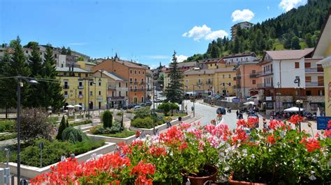 Panorama estivo di Roccaraso con montagne verdi e cielo azzurro