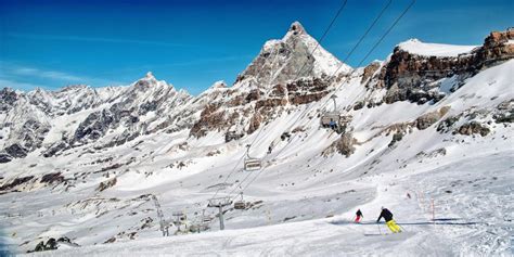 Una pista da sci ben battuta a Cervinia con il Cervino sullo sfondo.