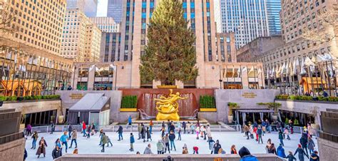 vista aerea della pista di pattinaggio sul ghiaccio del Rockefeller Center con l'albero di Natale illuminato