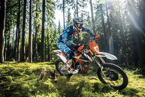 KTM Freeride 250F in azione su un percorso fuoristrada
