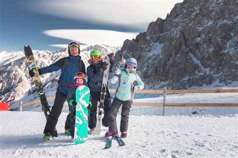 famiglia che scia con bambini