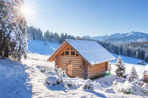 paesaggio invernale con case in legno e montagne innevate