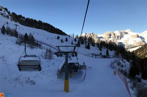 Scena di sciatori che utilizzano un impianto di risalita moderno sul Monte Cimone