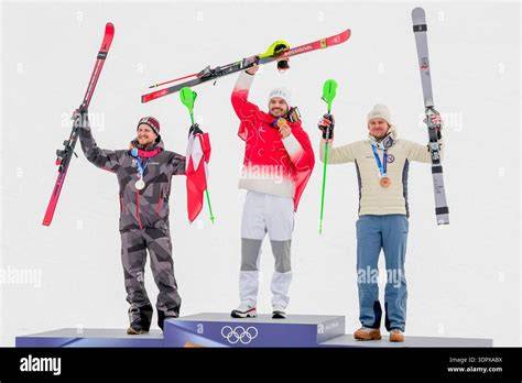 foto di Loic Meillard sul podio dello slalom di Aspen