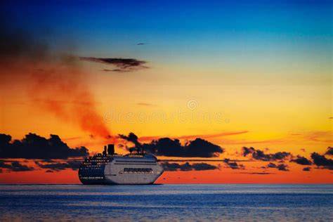 Immagine suggestiva di una nave all'orizzonte al tramonto.