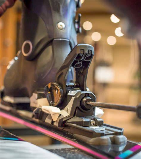 Laboratorio di sci con attrezzatura per la manutenzione e riparazione di sci e snowboard