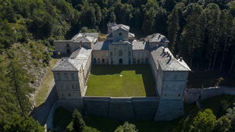 Vista panoramica dalla cima del Monte Berlino con il Castello di Casotto in lontananza