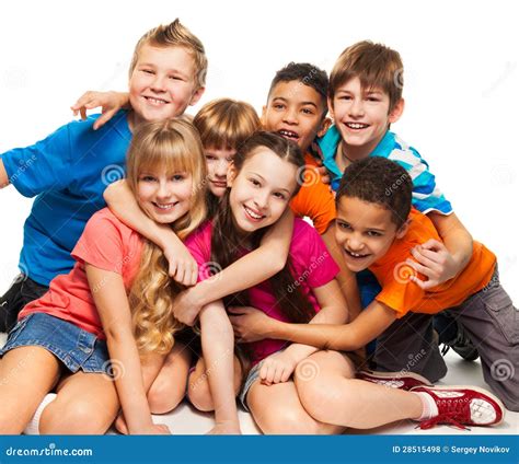Un gruppo di bambini sorridenti con abbigliamento da sci a tema FROZEN, che si preparano a scendere una pista innevata.